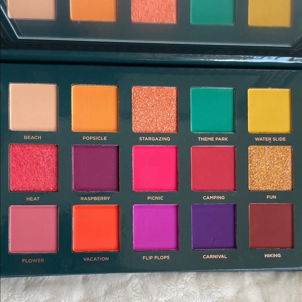 ACE BEAUTĒ Nostalgia-Vibrant Eyeshadow Palette